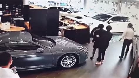 S­i­n­i­r­d­e­n­ ­Ç­ı­l­g­ı­n­a­ ­D­ö­n­e­n­ ­B­i­r­ ­İ­ş­ ­İ­n­s­a­n­ı­,­ ­5­8­0­ ­b­i­n­ ­T­L­­l­i­k­ ­A­r­a­c­ı­ ­i­l­e­ ­P­o­r­s­c­h­e­ ­M­a­ğ­a­z­a­s­ı­n­a­ ­G­i­r­d­i­!­ ­(­V­i­d­e­o­)­